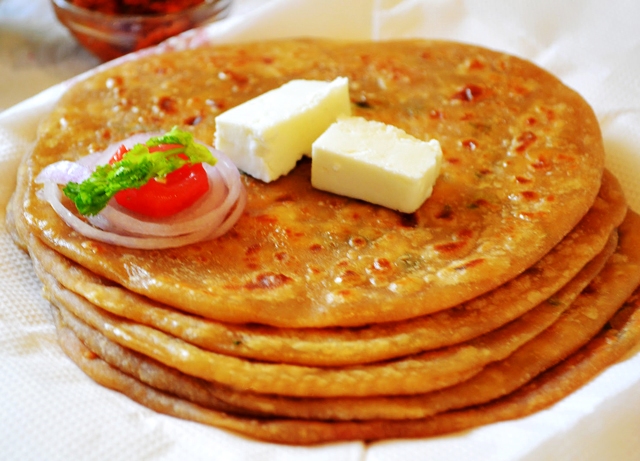 Aaloo Ka Paratha : Top 10 Street Foods in Delhi